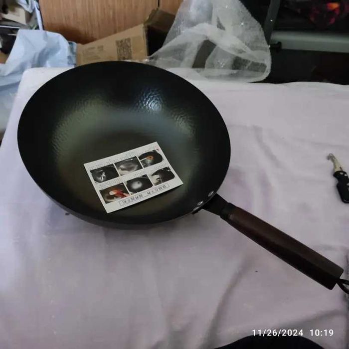 Tigaie wok din fontă cu mâner din lemn 32cm-ideală gătit autentic!