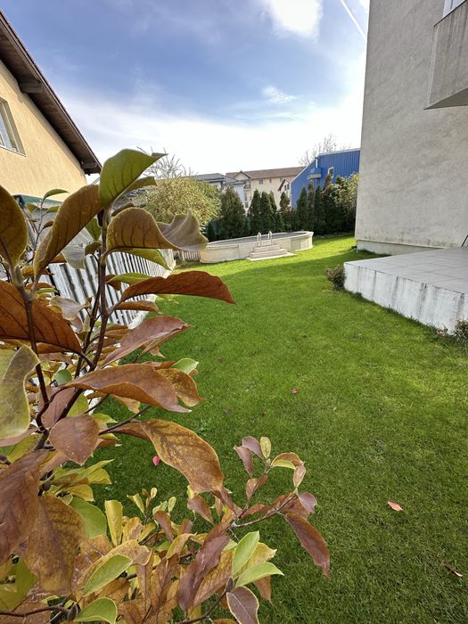 Apartament  cu 3 camere si gradina de 165mp , terasa exterioara  si  2 parcari  private cu cf disponibil imediat