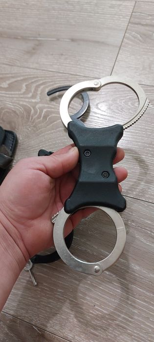 Catuse originale de Politie Anglia cu suportul din piele