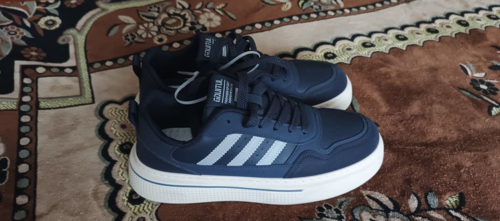 Кроссовки новые 42 размер