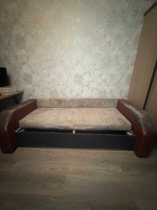 Сломанный диван, на дачу или на ремонт