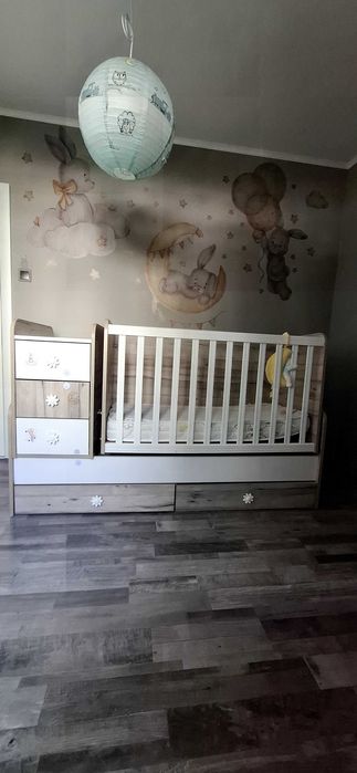 Деткко легло/бебешка кошара с люлеещ механизъм + матрак и протектор