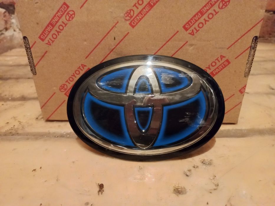 Емблеми за различни модели Тойота и Лексус