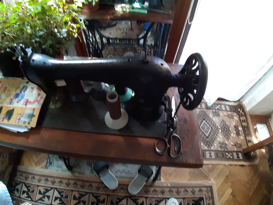 Vând mașină de cusut Singer.