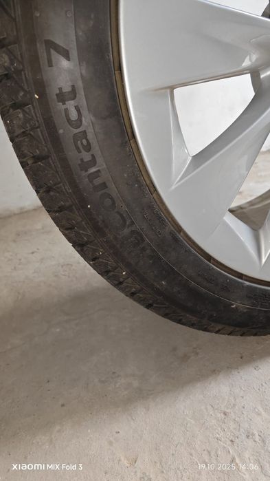 Комплект шин с дисками от Tesla X