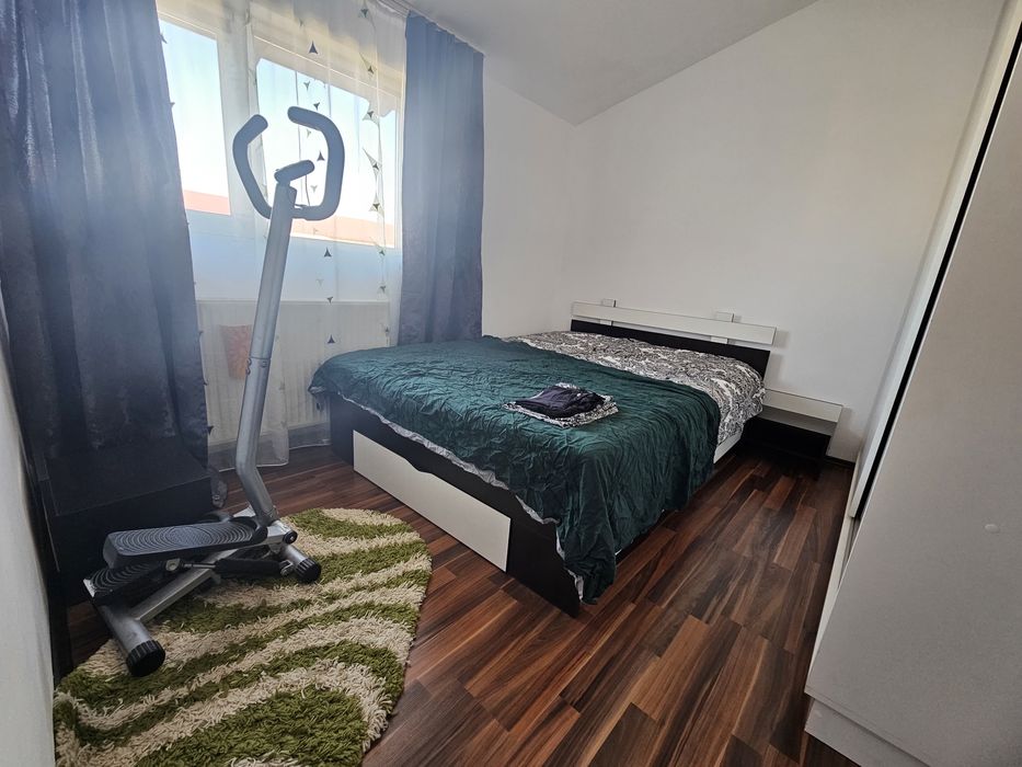 Inchiriez apartament 3 camere.