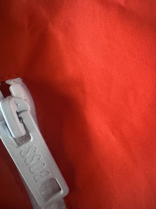 Hugo ветровка червена