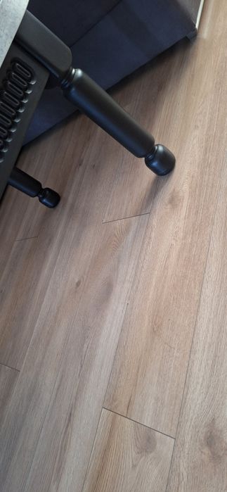 холна маса с дървени крачета и профил около нея