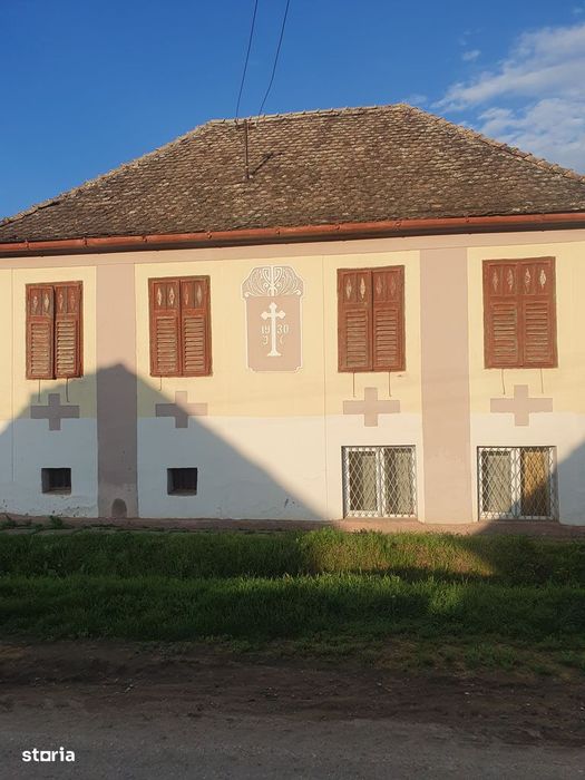 Casă de vânzare, 3 camere, curte mare, sura si grajd, teren 2600 mp