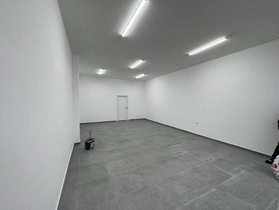 Дава се под наем Магазин в Търговище, Изток 1 - 70 кв.м за 510 € - Снимка #1