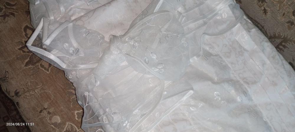 Продам красивый конверт на выписку.Подойдёт хоть девочке,хоть мальчику