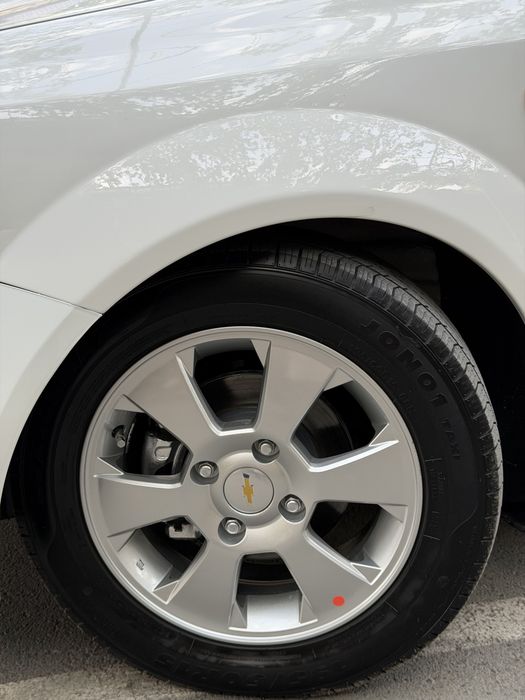 Lacetti 1.8 sotiladi