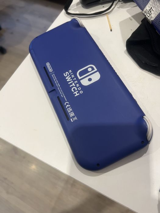 Продавам nintendo switch lite в отлично състояние