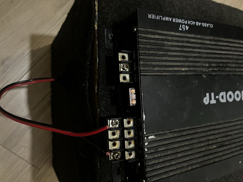 Продам сабвуфер JBL 1200