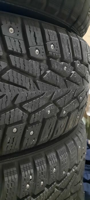 Шипованые. Новые. Nokian.