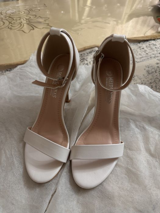 Продаю новые белые туфли