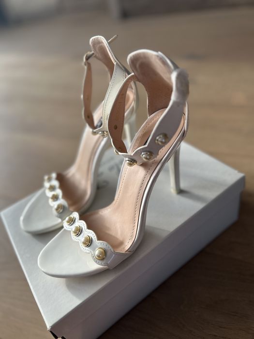 Sandale albe cu toc inalt nepurtate