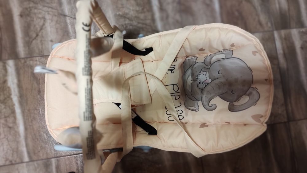 Шезлонг който се люлее за бебе.