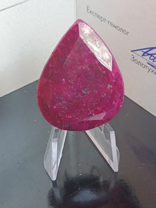 Рубин огромен с документи