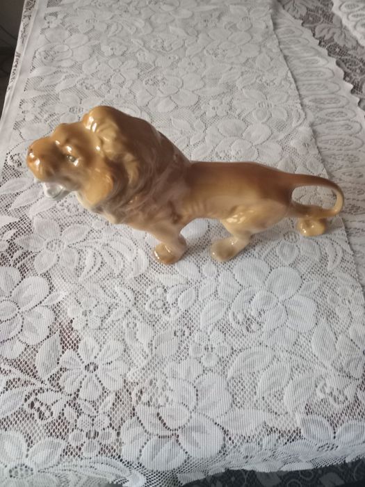 Leu din ceramică