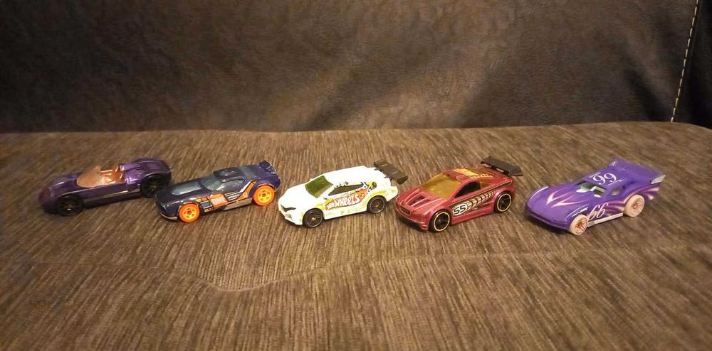 Продавам колички.