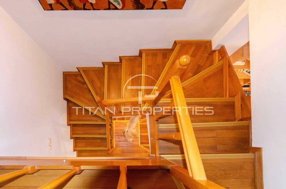 Триетажна къща с гараж в Кючук Париж