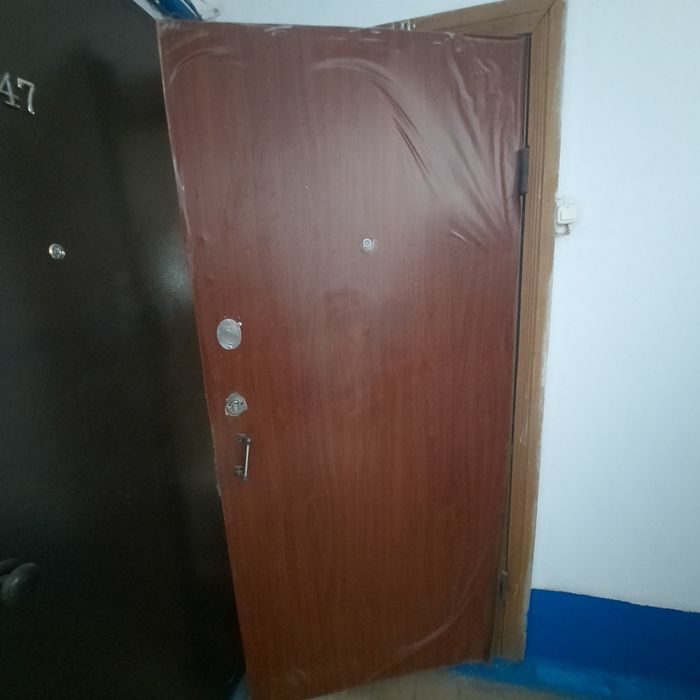 Продам металлическую  СССР дверь в хорошем состоянии.