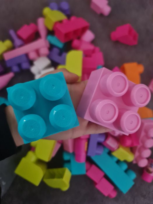 80 piese lego foarte mari.Am si puzzle-uri. Detalii privat.