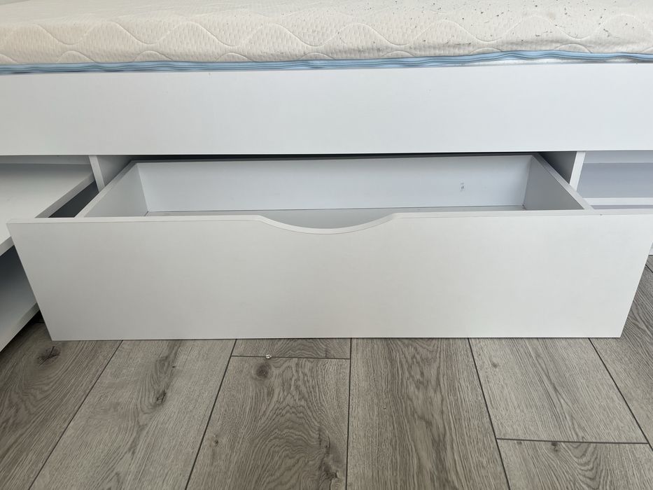 Pat alb cu spatii de stocare 200 x 90
