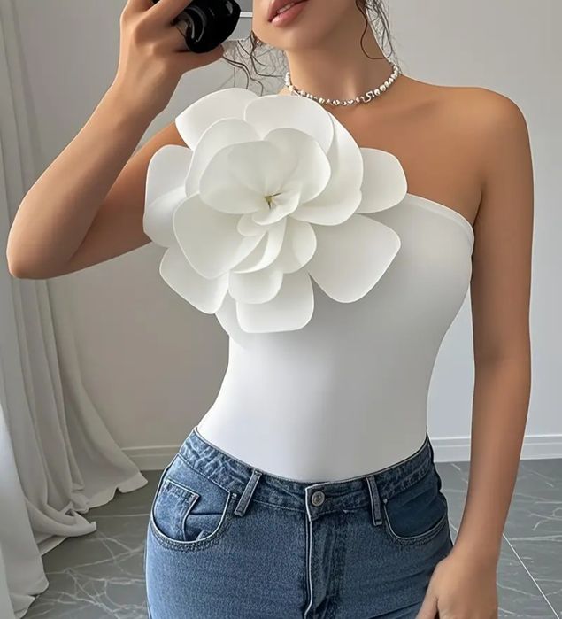 Бяла блуза с цвете