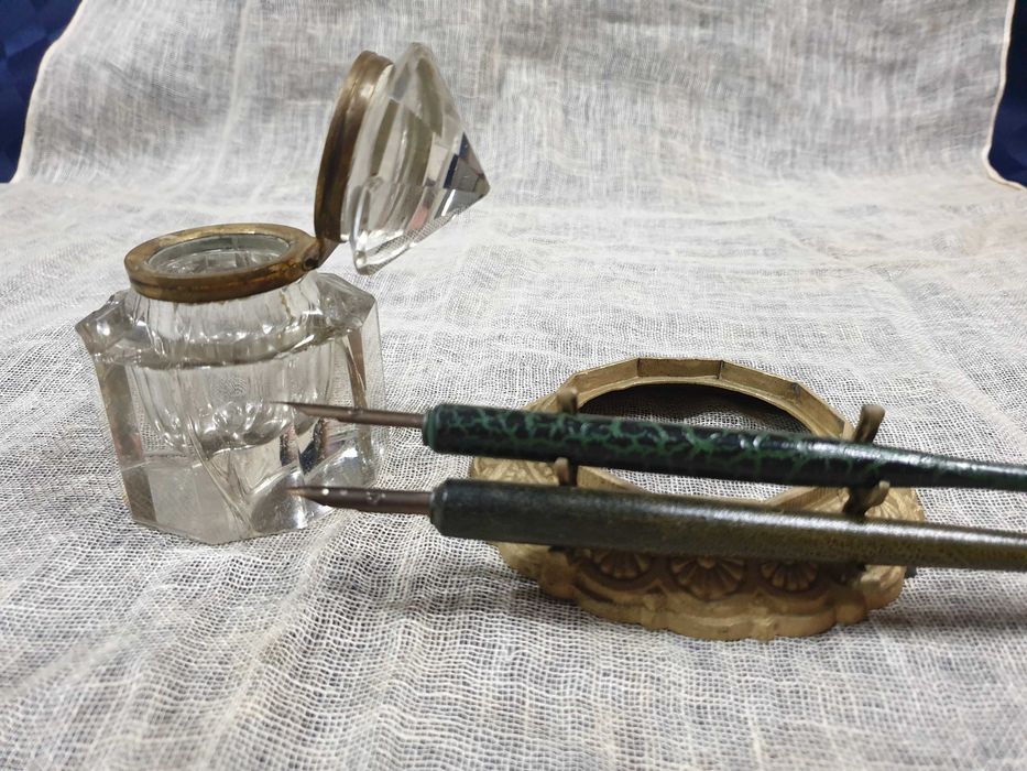 Старинна мастилница и Винтидж нож,гилотина RAADVAD