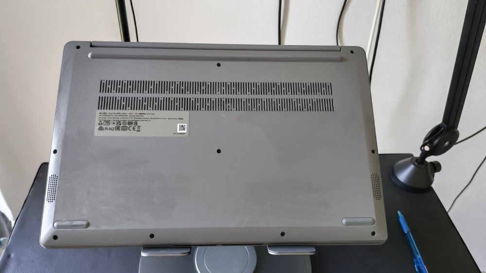 - Vând Laptop Lenovo -