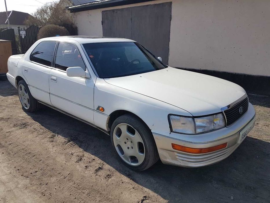 автомобиль Lexus LS400