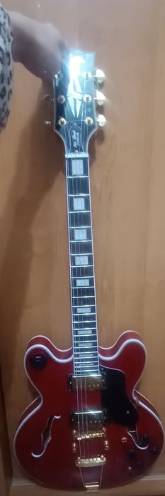 Электро-джазз гитара Gibson.