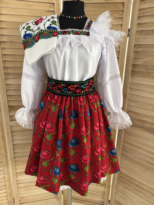 Costum popular pentru doamne și domnișoare de Maramureș