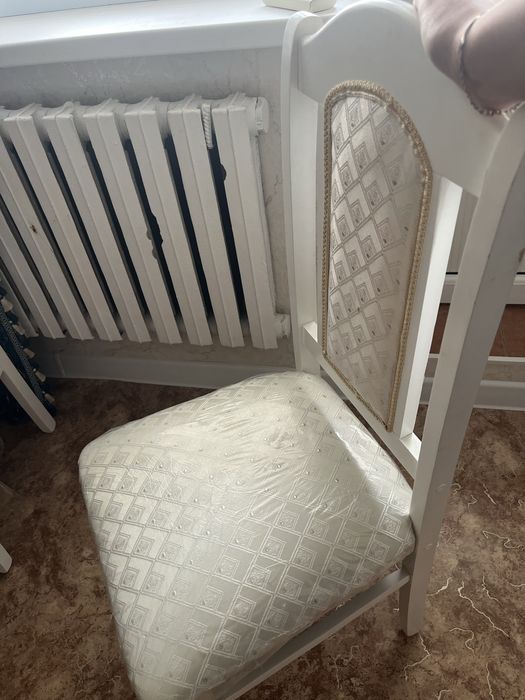 Продам стол со стульями очень в хорошем состоянии