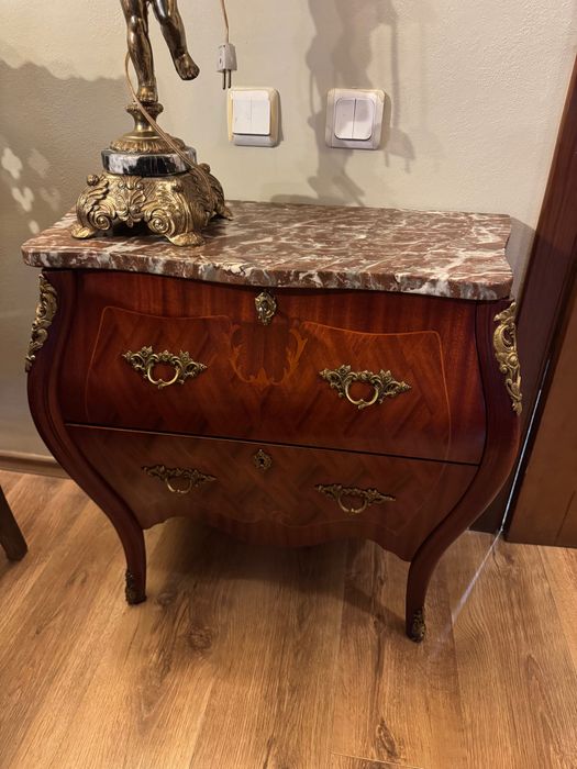 Продавам 2 бр антични комода с мраморни плотове