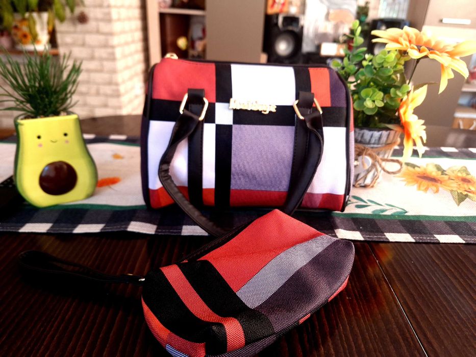 Средна чанта с подарък