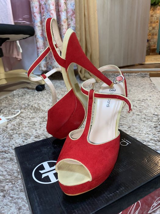 Босоножки на шпилке