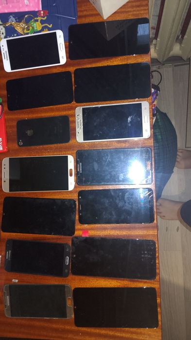 Продам дисплеи  по 5000