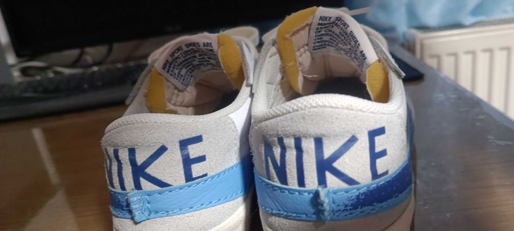 Vând adidasi, aproape noi