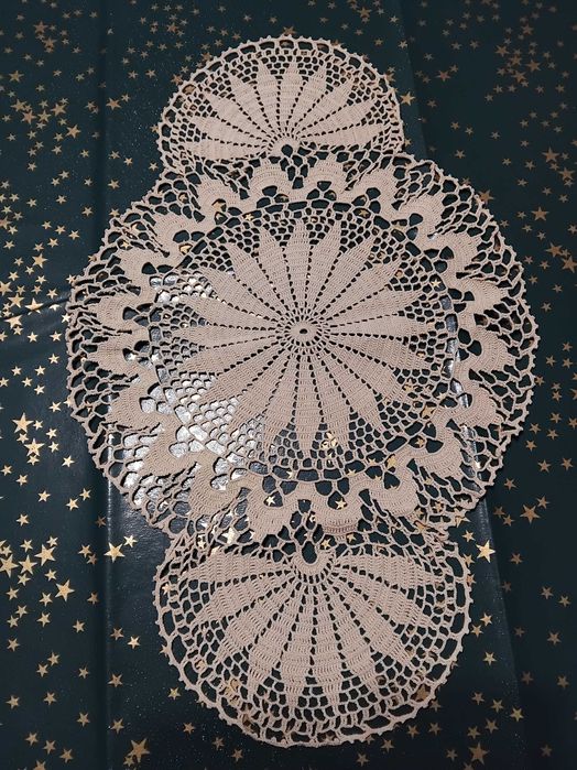 З броя каренца, плетени на една кука.