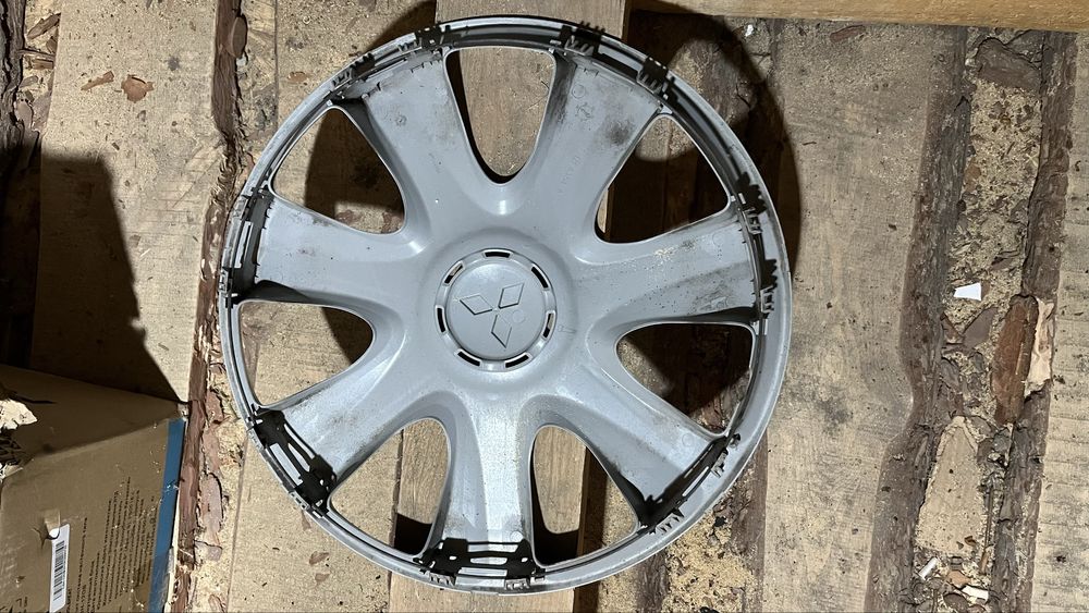 Продам колпаки Mitsubishi R16