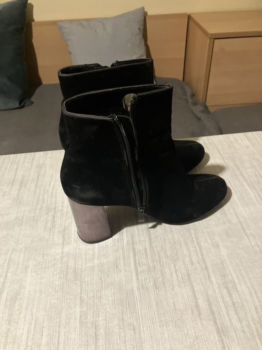 Продаваме неупотребявани дамски боти