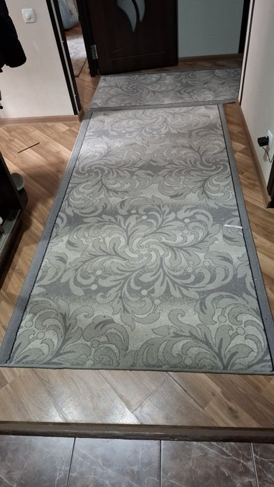 Ковровые дорожки, каждая по 150 т. В хорошем состоянии.Серого цвет