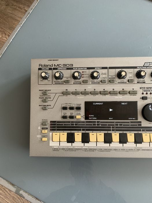Roland MC-303 синтезатор