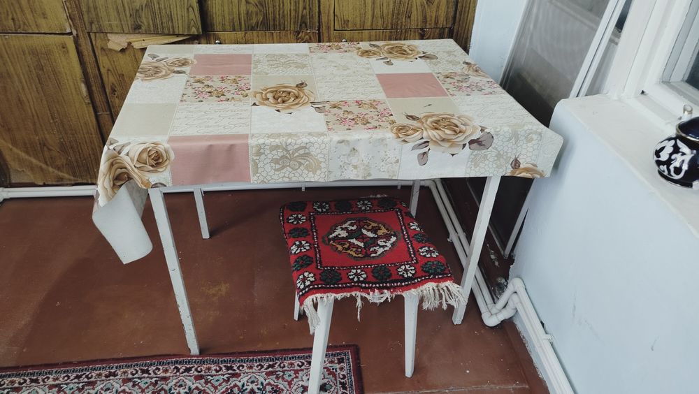 Мебель, , диван, столы, стулья.