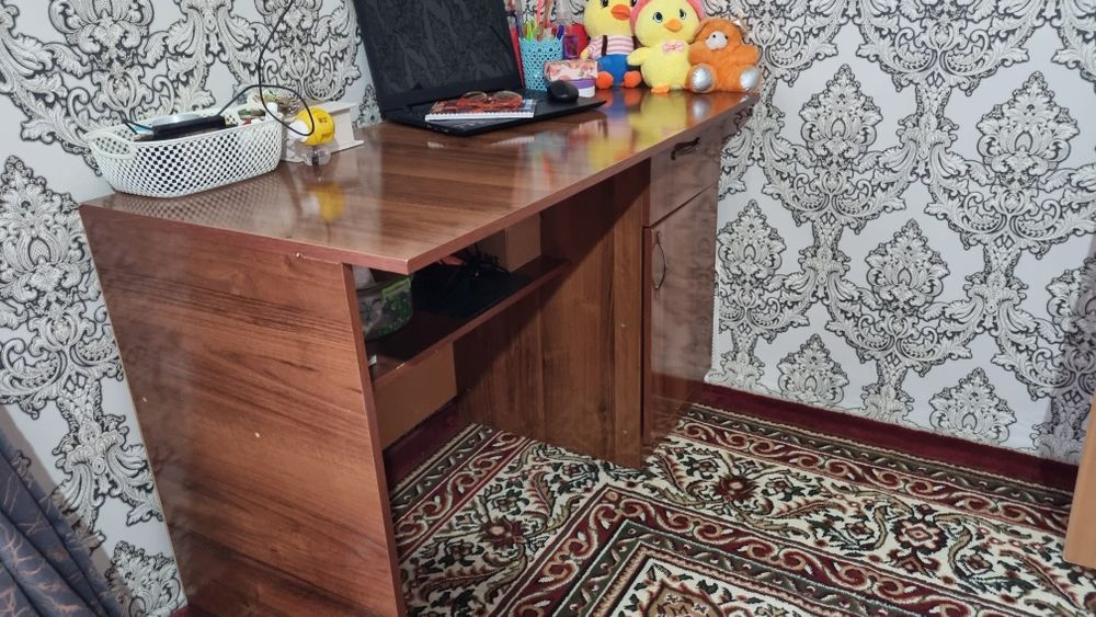 Мебель стол и стулья