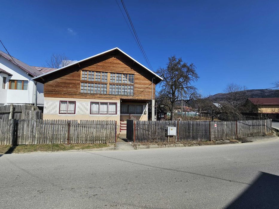 Casă cu teren 598 mp de vânzare în Comarnic | Vedere spre munte