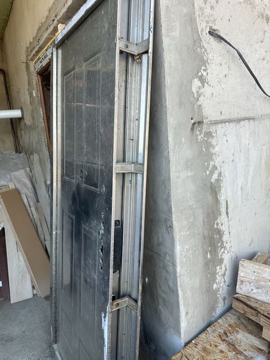 Продам входную дверь